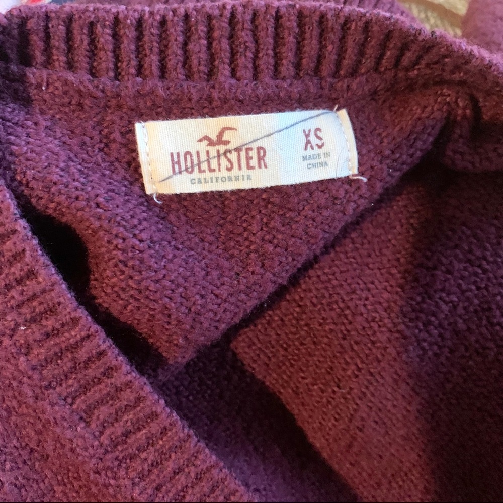 HOLLISTER V-Neck Bear Sweater - Picture 8 of 8